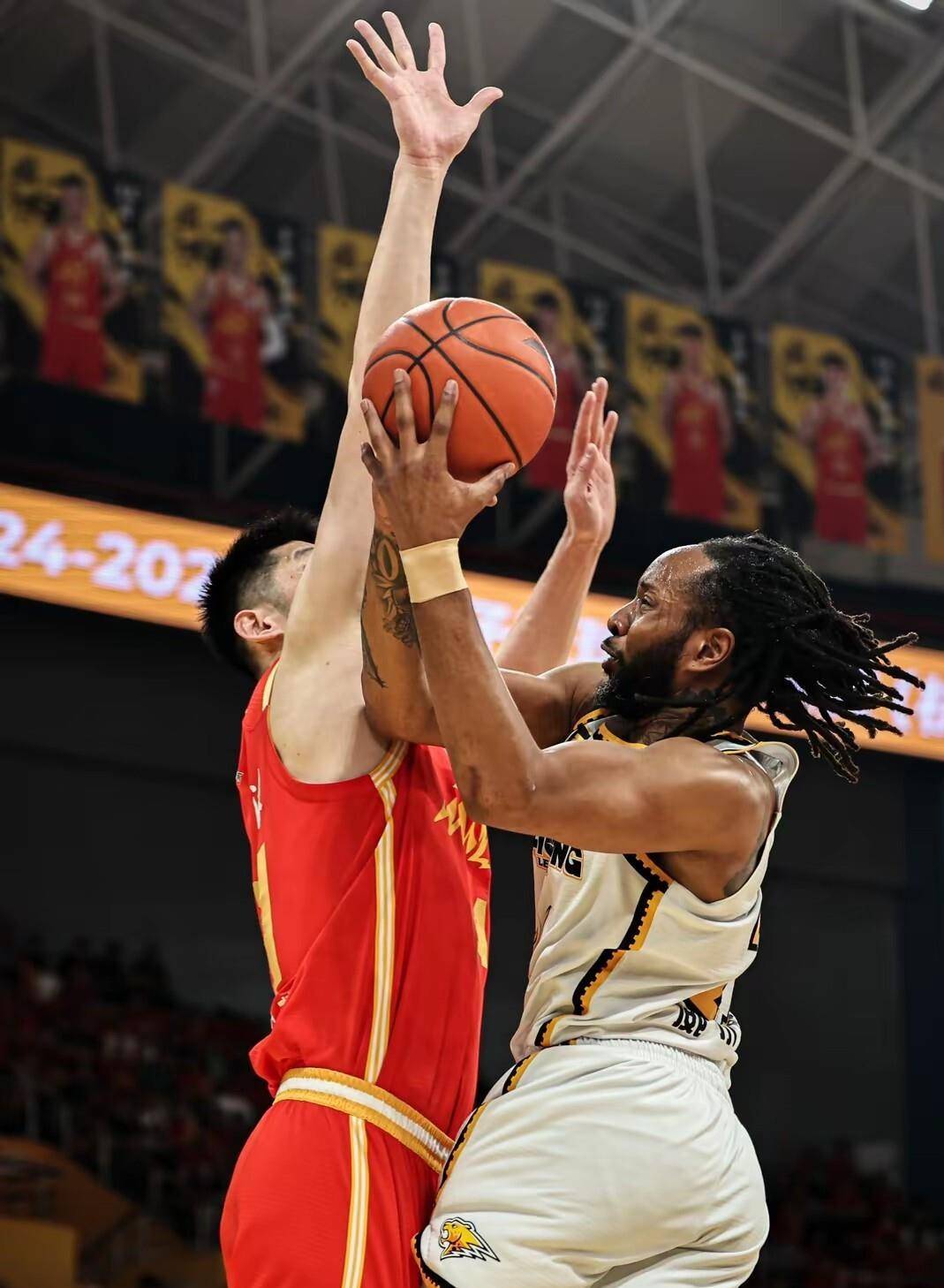 米兰体育-包含夏洛特黄蜂围绕NBA季后赛扳平良机广州队复出首秀备战CBA常规赛，网友：冲刺阶段纽约尼克斯备战社区盾的词条